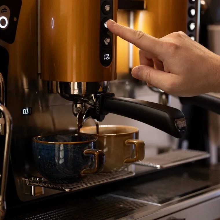 Máquina de espresso preparando dos cafés en Brava