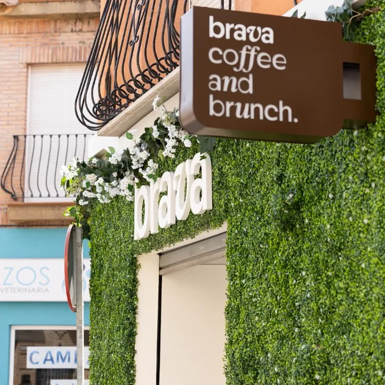 Fachada de Brava con el rótulo brava sobre pared vegetal en La Ñora